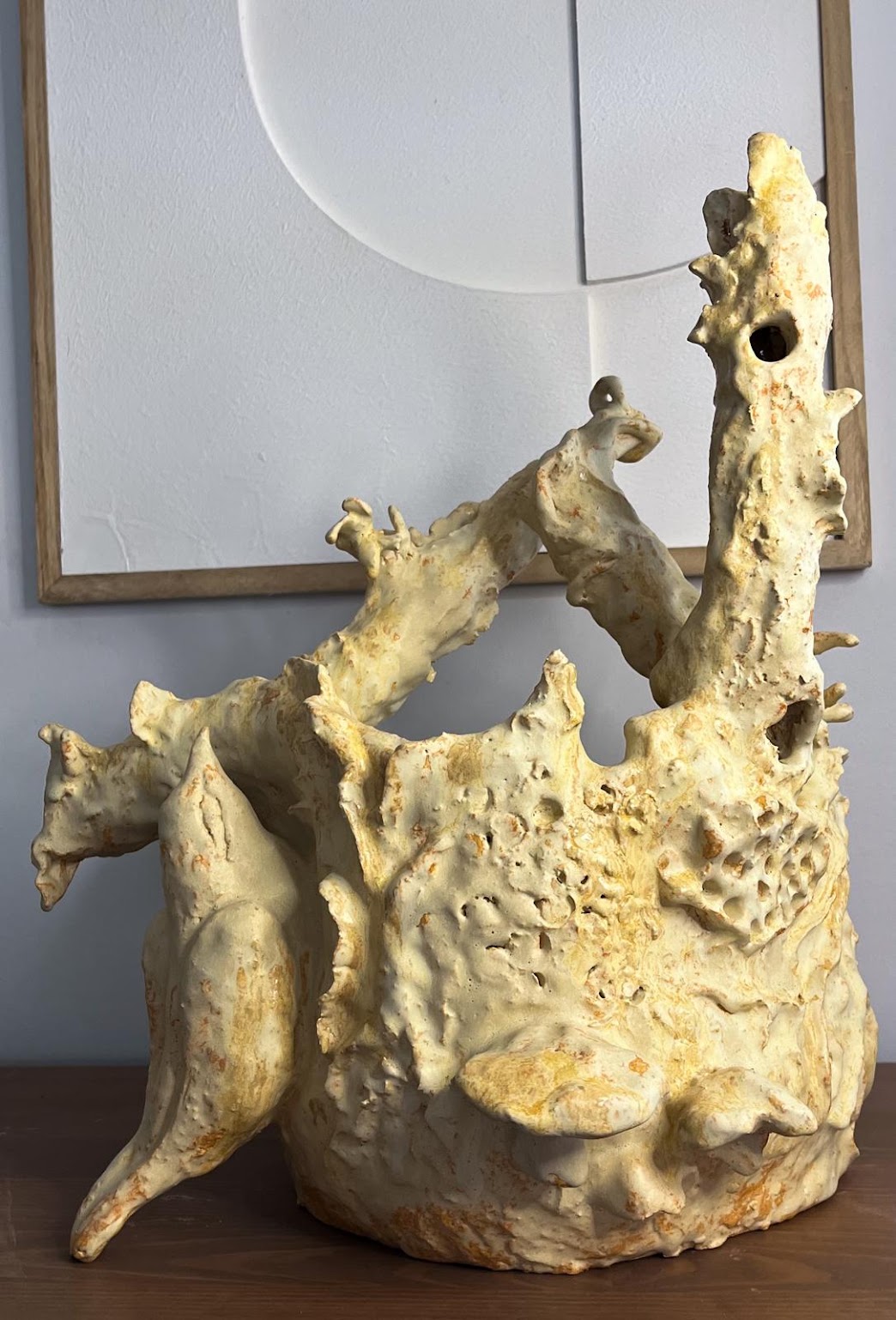 Maker werkt aan een keramisch object tijdens het open atelier in Nijmegen