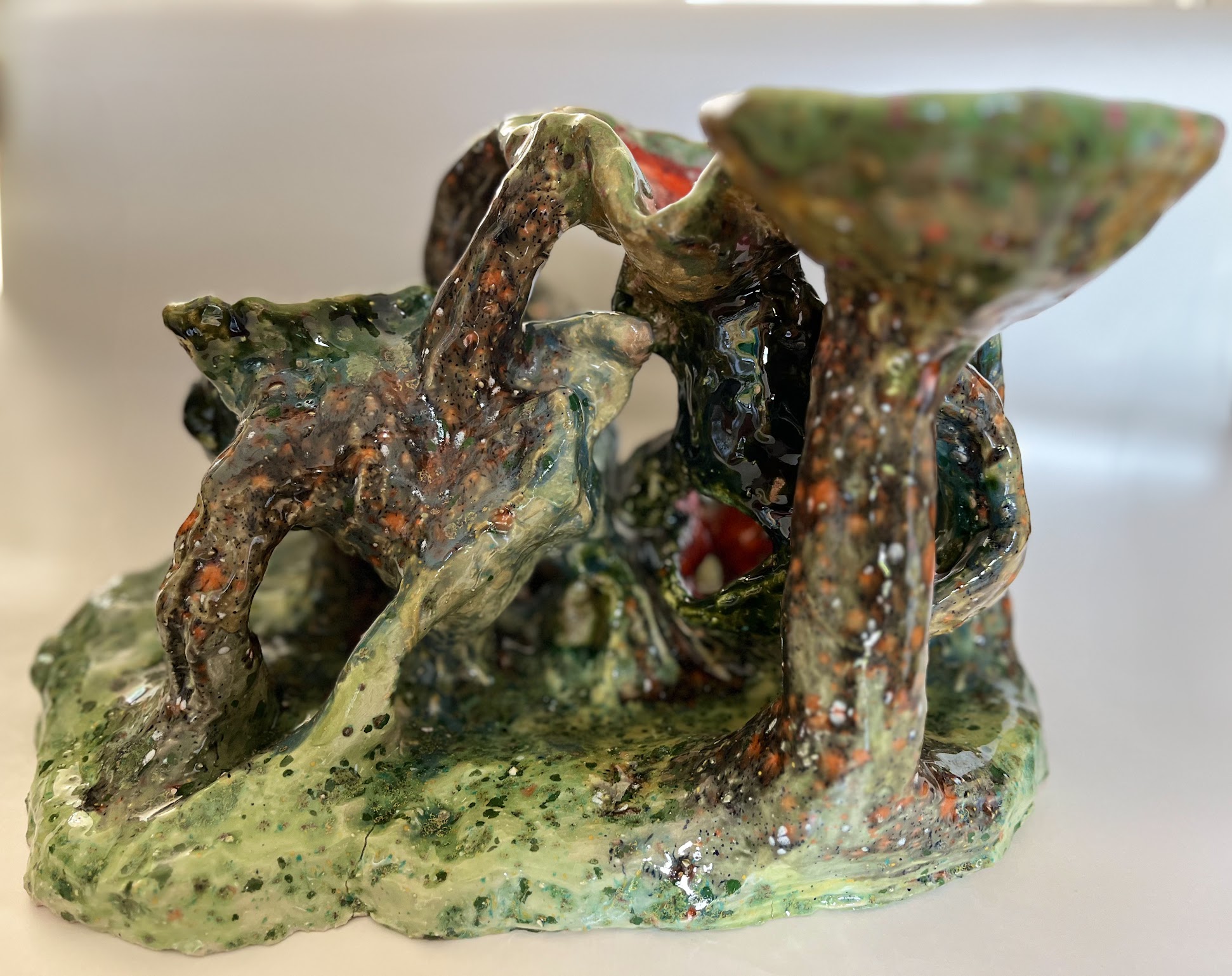 Kleurrijk geglazuurd keramisch object uit een Slow Art masterclass